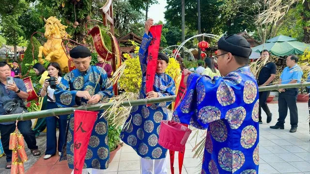 Người dân TP Hồ Chí Minh nô nức tham dự lễ Khai hạ - Cầu an - Ảnh 1.