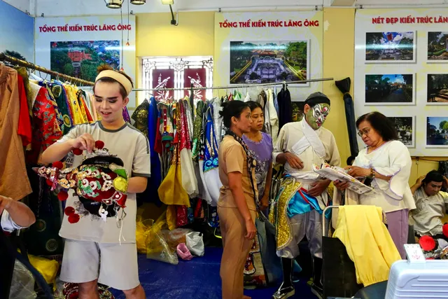 Người dân TP Hồ Chí Minh nô nức tham dự lễ Khai hạ - Cầu an - Ảnh 16.
