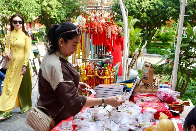 Người dân TP Hồ Chí Minh nô nức tham dự lễ Khai hạ - Cầu an - Ảnh 24.