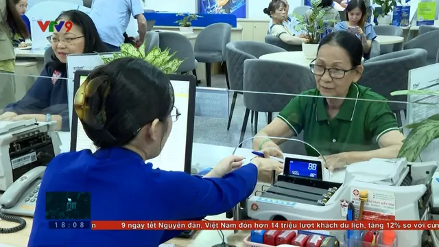 Người dân nhộn nhịp gửi tiết kiệm đầu năm mới