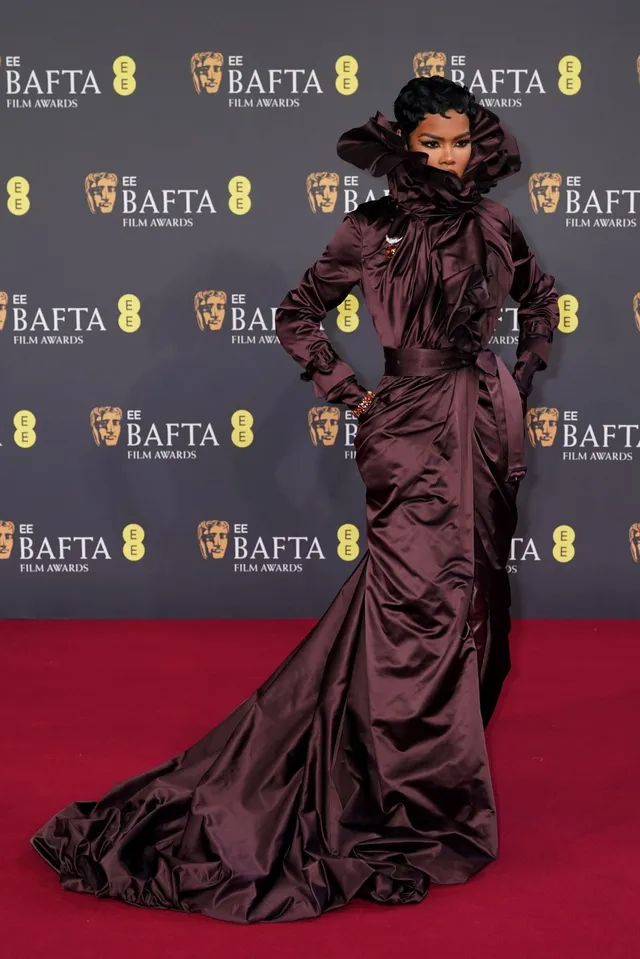 Dàn sao lộng lẫy đổ bộ thảm đỏ Lễ trao giải BAFTA 2026 - Ảnh 8.