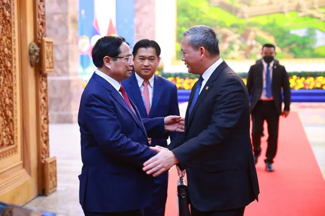 Vietnamese, Cambodian PMs discuss ways to further promote bilateral ties - Ảnh 1.