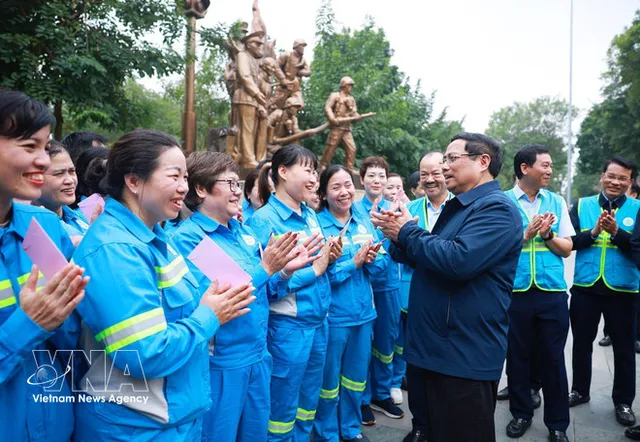 PM Pham Minh Chinh extends Tet greetings to environmental sanitation workers in Hanoi - Ảnh 1.