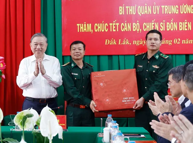 Party chief extends Tet greetings to border guards in Dak Lak province - Ảnh 1.