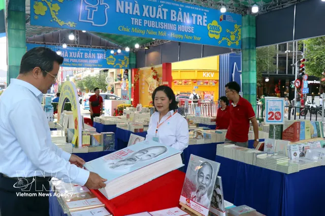 Tet Book Street Festival welcomes Spring with knowledge, renewed thinking - Ảnh 1.