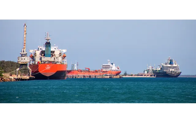 Mỹ cho phép tiếp tục bán dầu của Venezuela cho Cuba - Ảnh 1.