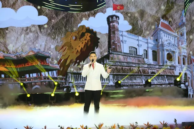 The Road Ahead: An Emotional Journey, a Symphony of History and the Present - Ảnh 6.