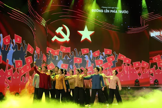 The Road Ahead: An Emotional Journey, a Symphony of History and the Present - Ảnh 1.