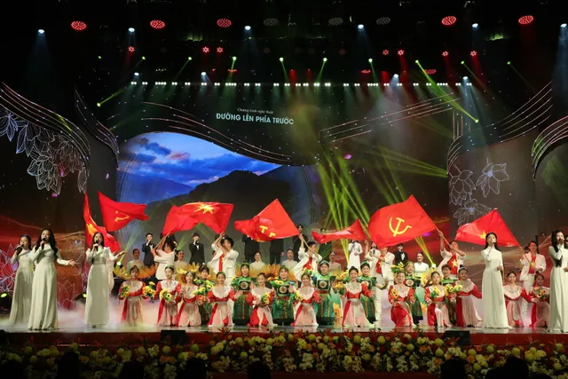 The Road Ahead: An Emotional Journey, a Symphony of History and the Present - Ảnh 2.