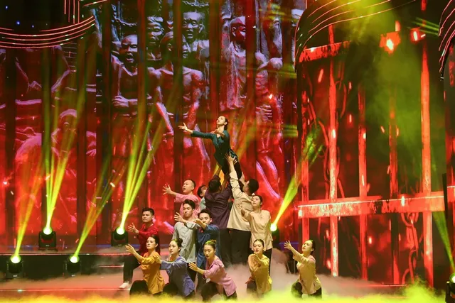 The Road Ahead: An Emotional Journey, a Symphony of History and the Present - Ảnh 3.