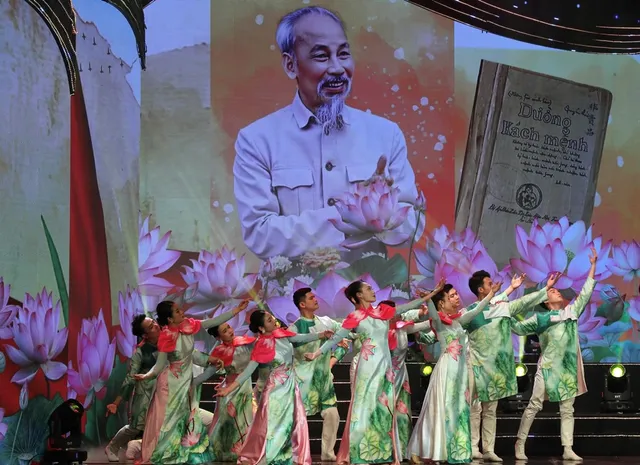 The Road Ahead: An Emotional Journey, a Symphony of History and the Present - Ảnh 4.