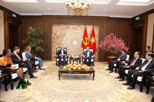 Party chief receives US Assistant Secretary of State - Ảnh 1.