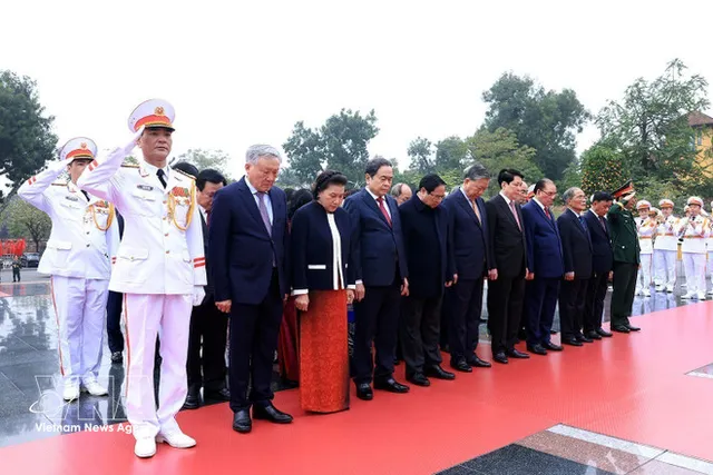 Party, State leaders pay tribute to President Ho Chi Minh ahead of Lunar New Year - Ảnh 1.