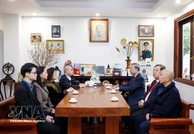 Party chief offers incense in tribute to late PM Pham Van Dong - Ảnh 1.