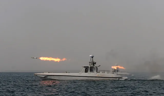 Lần đầu tiên tàu chở dầu bị tấn công ở eo biển Hormuz - Ảnh 1. Lần đầu tiên tàu chở dầu bị tấn công ở eo biển Hormuz - Ảnh 1.
