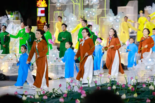 Rộn ràng Tuần lễ Áo dài tại TP Hồ Chí Minh - Ảnh 1.