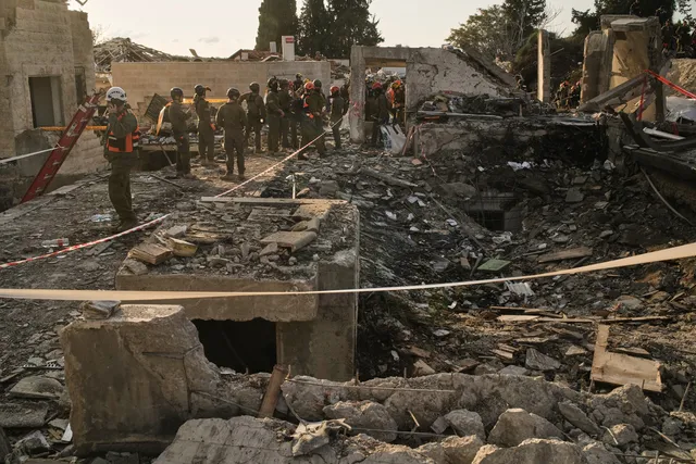 Iran tấn công tên lửa vào thị trấn Beit Shemesh của Israel, ít nhất 8 người tử vong- Ảnh 3. Iran tấn công tên lửa vào thị trấn Beit Shemesh của Israel, ít nhất 8 người tử vong- Ảnh 3.