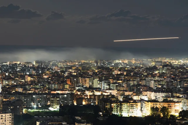 Israel ném bom Beirut (Lebanon) sau khi Hezbollah phóng tên lửa tấn công - Ảnh 1.