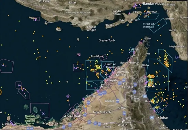 Hàng trăm tàu mắc kẹt tại eo biển Hormuz - Ảnh 1.