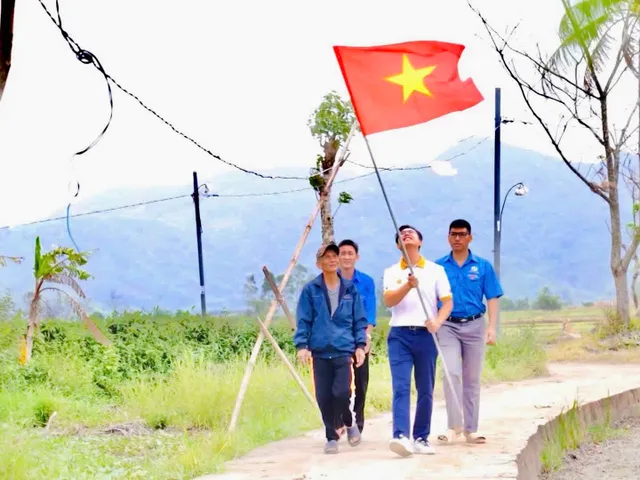 Kindness Bus in February Sows Seeds of Hope on Rebuilt Rooftops in Dak Lak - Ảnh 1.