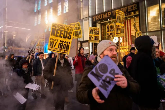 CẬP NHẬT Xung đột tại Trung Đông: Biểu tình ôn hòa trên khắp nước Mỹ phản đối chiến dịch quân sự nhằm vào Iran - Ảnh 1.
