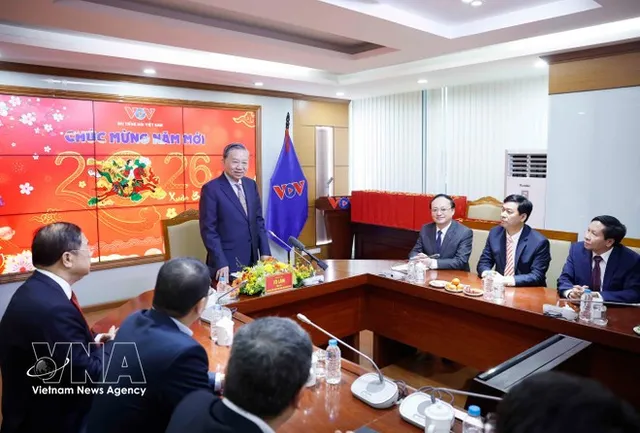 Party leader pays Tet visits to Viet Nam Television, Voice of Viet Nam - Ảnh 1.