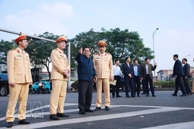 PM extends Lunar New Year greetings to public-security traffic, cybersecurity forces - Ảnh 1.