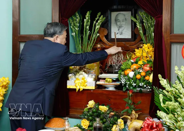 Party chief offers incense in tribute to kings, President Ho Chi Minh - Ảnh 1.