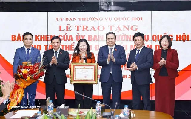 NA Chairman presents certificate of merit to Dai bieu Nhan dan Newspaper - Ảnh 1.