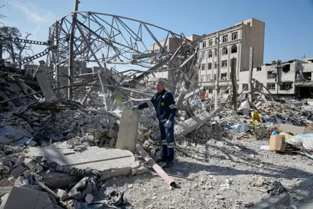 CẬP NHẬT Xung đột tại Trung Đông: Israel bắt đầu đợt tấn công thứ 10 vào Tehran - Ảnh 1.