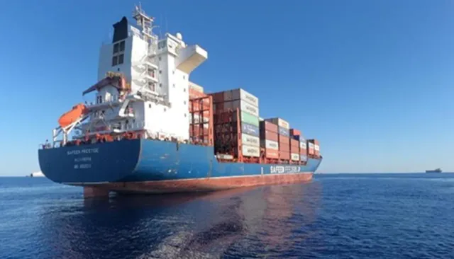 Tàu container bị Iran tấn công tại eo biển Hormuz - Ảnh 1.