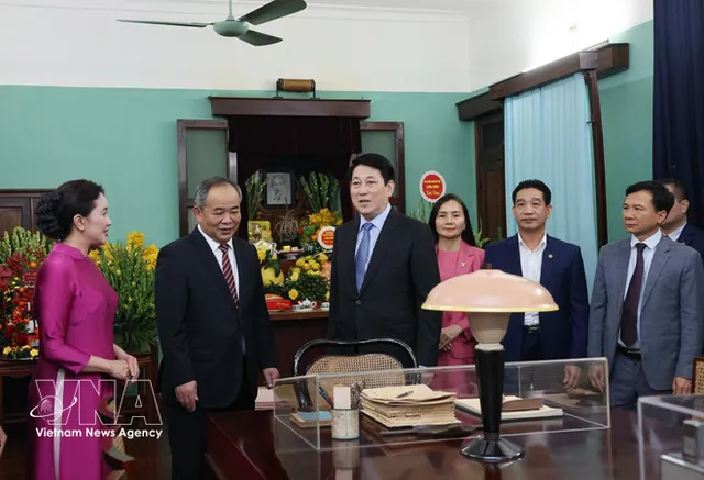 State President offers incense in tribute to President Ho Chi Minh at House 67, Bac Bo Phu - Ảnh 1.