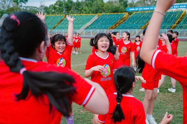 Hơn 100 bé gái xỏ giày ra sân, trải nghiệm bóng đá tại Cần Thơ- Ảnh 1.