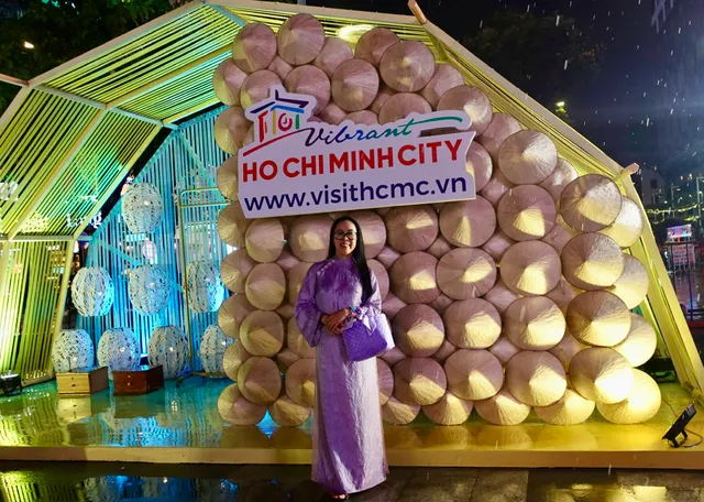 Người dân và du khách hào hứng trải nghiệm "Con đường Áo dài"- Ảnh 7. Người dân và du khách hào hứng trải nghiệm "Con đường Áo dài"- Ảnh 7.
