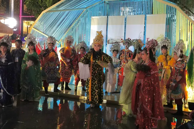 Người dân và du khách hào hứng trải nghiệm "Con đường Áo dài"- Ảnh 8. Người dân và du khách hào hứng trải nghiệm "Con đường Áo dài"- Ảnh 8.