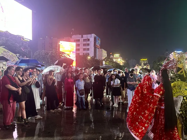 Người dân và du khách hào hứng trải nghiệm "Con đường Áo dài"- Ảnh 10. Người dân và du khách hào hứng trải nghiệm "Con đường Áo dài"- Ảnh 10.