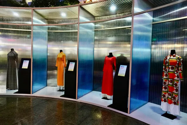 Người dân và du khách hào hứng trải nghiệm "Con đường Áo dài"- Ảnh 3. Người dân và du khách hào hứng trải nghiệm "Con đường Áo dài"- Ảnh 3.