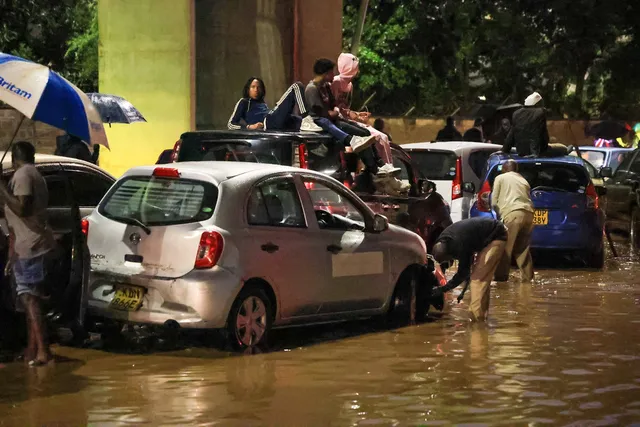 Mưa lũ ở Nairobi (Kenya) khiến hàng chục người thiệt mạng, hàng loạt chuyến bay bị gián đoạn- Ảnh 2. Mưa lũ ở Nairobi (Kenya) khiến hàng chục người thiệt mạng, hàng loạt chuyến bay bị gián đoạn- Ảnh 2.