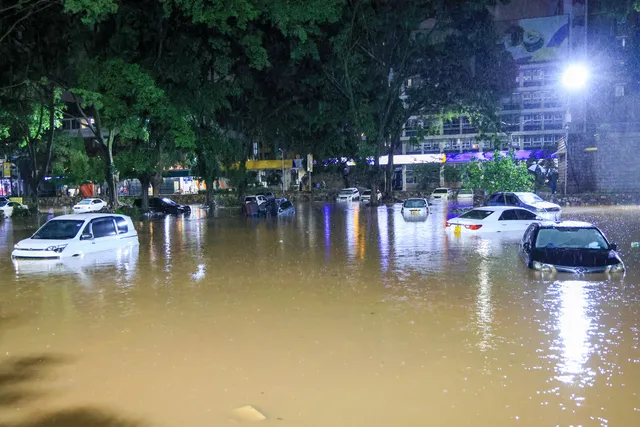 Mưa lũ ở Nairobi (Kenya) khiến hàng chục người thiệt mạng, hàng loạt chuyến bay bị gián đoạn- Ảnh 1. Mưa lũ ở Nairobi (Kenya) khiến hàng chục người thiệt mạng, hàng loạt chuyến bay bị gián đoạn- Ảnh 1.