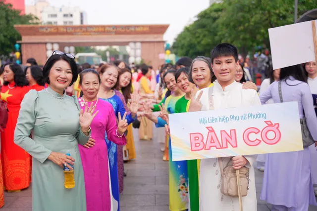 Gần 60.000 người đồng diễn áo dài chào mừng ngày Quốc tế phụ nữ - Ảnh 6.