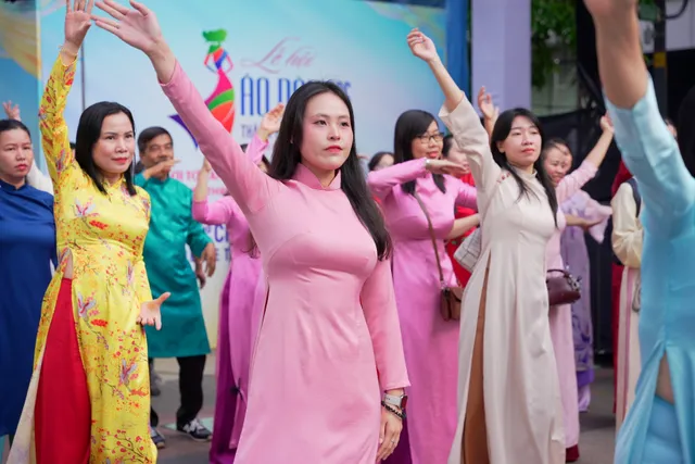 Gần 60.000 người đồng diễn áo dài chào mừng ngày Quốc tế phụ nữ - Ảnh 10.