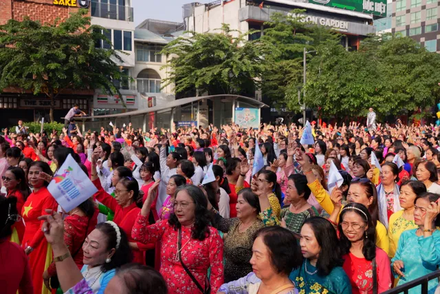 Gần 60.000 người đồng diễn áo dài chào mừng ngày Quốc tế phụ nữ - Ảnh 11.