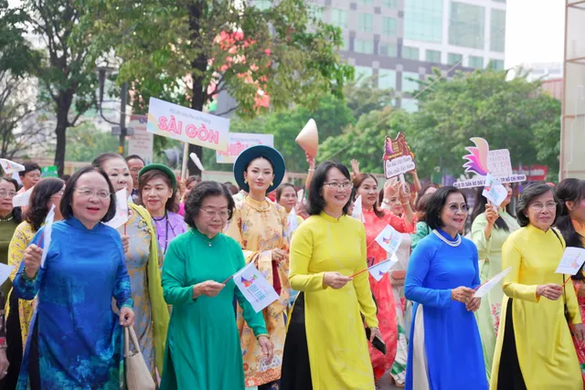 Gần 60.000 người đồng diễn áo dài chào mừng ngày Quốc tế phụ nữ - Ảnh 2.