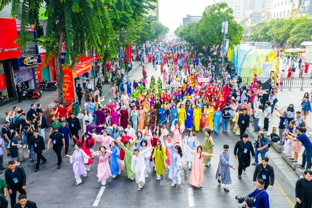 Gần 60.000 người đồng diễn áo dài chào mừng ngày Quốc tế phụ nữ - Ảnh 5. Gần 60.000 người đồng diễn áo dài chào mừng ngày Quốc tế phụ nữ - Ảnh 5.