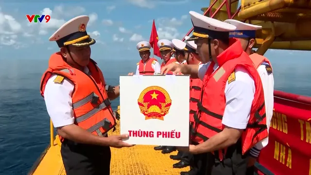 Thùng phiếu giữa biển khơi