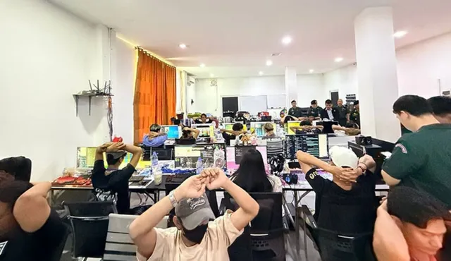 Campuchia triệt phá trung tâm lừa đảo công nghệ cao - Ảnh 1.