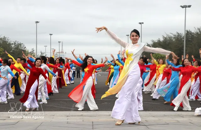 March shines with elegance of Ao dai - Ảnh 1.