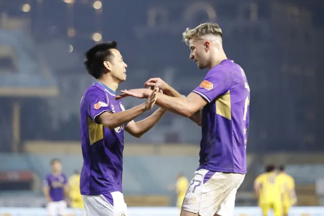 HLV Harry Kewell và HLV Văn Sỹ Sơn nói gì sau trận Hà Nội FC - SLNA?- Ảnh 1. HLV Harry Kewell và HLV Văn Sỹ Sơn nói gì sau trận Hà Nội FC - SLNA?- Ảnh 1.