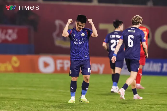 Thắng kịch tính Ninh Bình, Công an Hà Nội giữ vững ngôi đầu V.League 2025-2026- Ảnh 3. Thắng kịch tính Ninh Bình, Công an Hà Nội giữ vững ngôi đầu V.League 2025-2026- Ảnh 3.