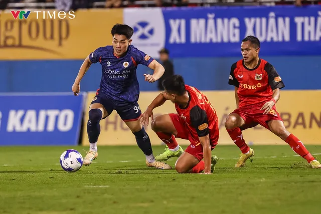 Thắng kịch tính Ninh Bình, Công an Hà Nội giữ vững ngôi đầu V.League 2025-2026- Ảnh 2. Thắng kịch tính Ninh Bình, Công an Hà Nội giữ vững ngôi đầu V.League 2025-2026- Ảnh 2.